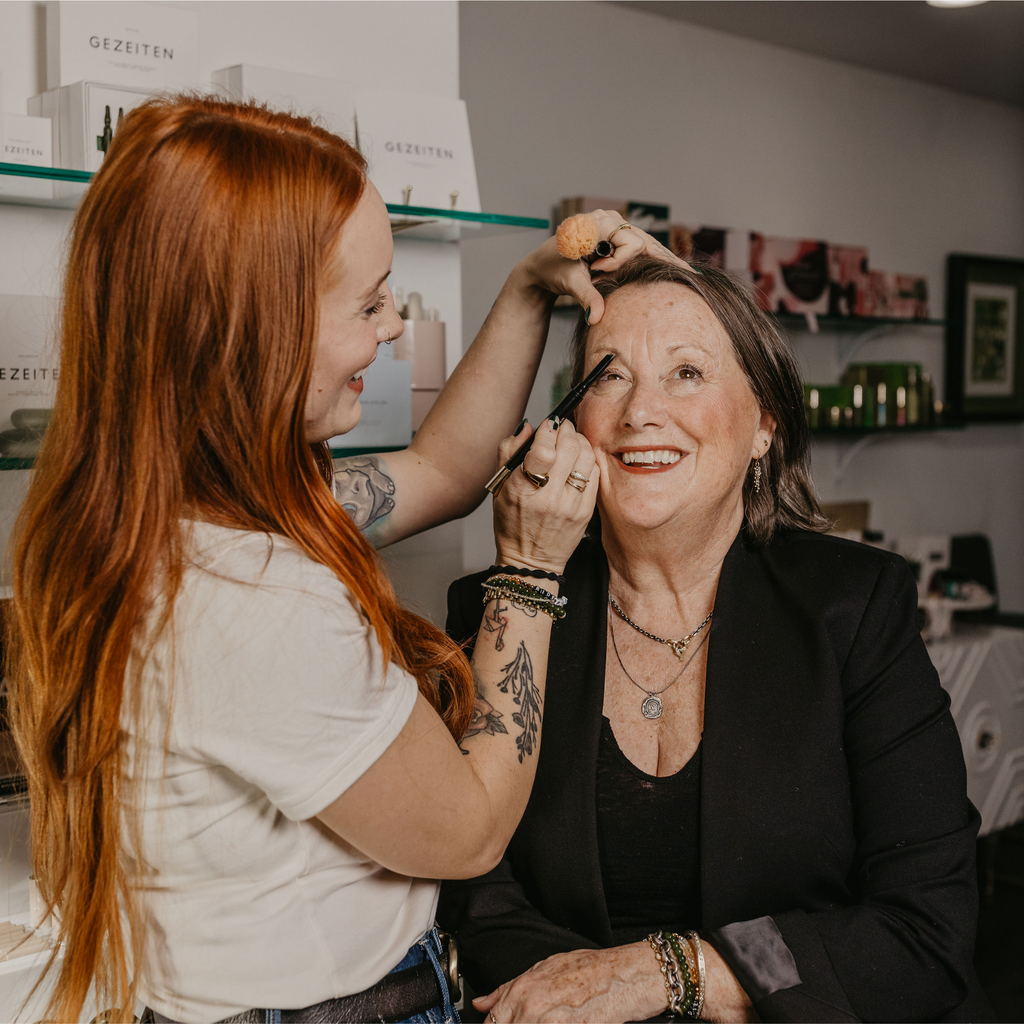 ✨ Holiday Makeup Looks to Dazzle This Season