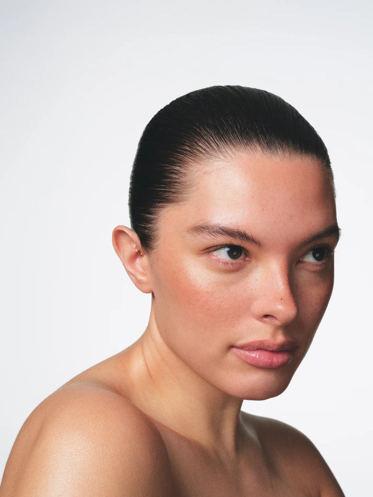 Model wearing Fara Homidi Essential Bronzer Compact