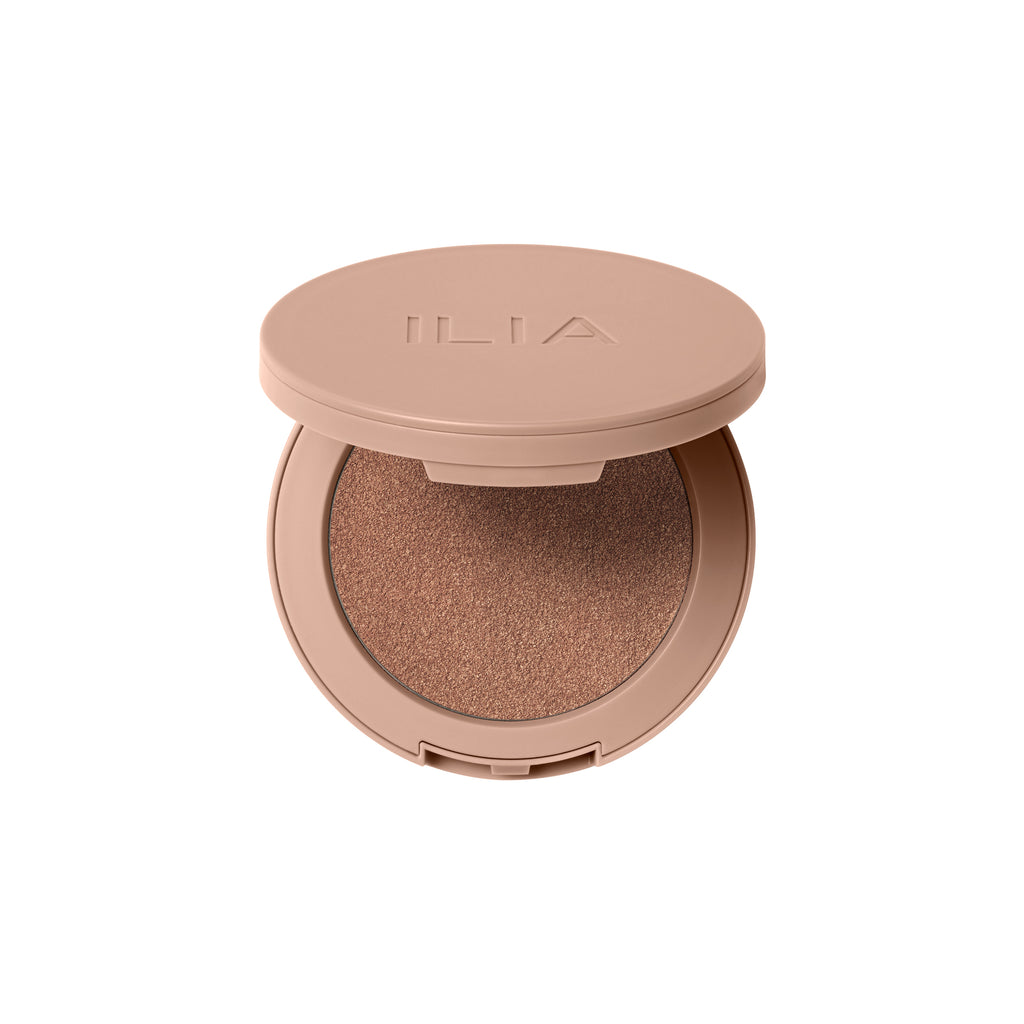 A blurring, ultra-blendable, non-comedogenic bronzer that shifts from silky cream to weightless powder—for sunkissed warmth with up to 12-hour wear