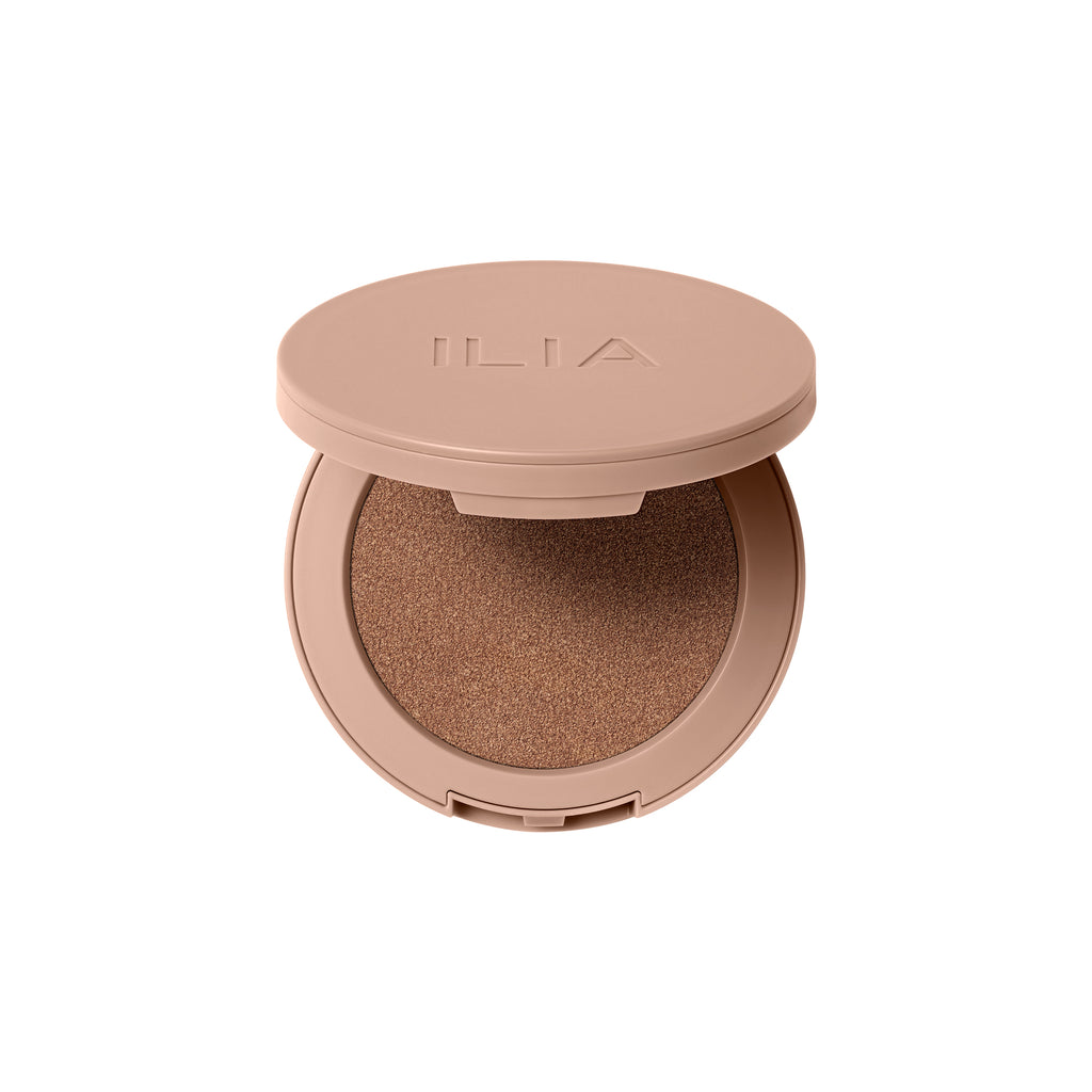 A blurring, ultra-blendable, non-comedogenic bronzer that shifts from silky cream to weightless powder—for sunkissed warmth with up to 12-hour wear