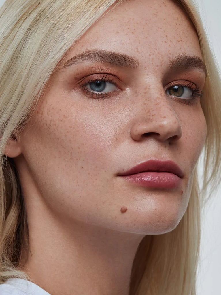 AUBURN 02: Rich, warm red-brown in a highly pigmented and silky-matt texture: this shade emphasizes the eyes very naturally and makes every eye color shine.
