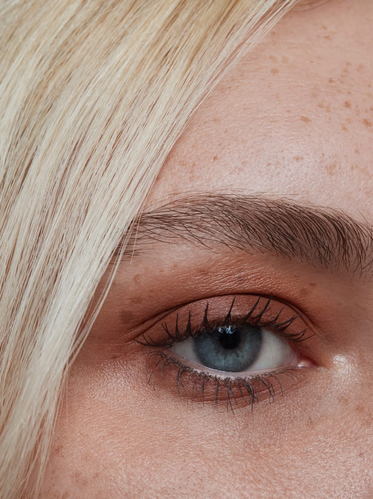 AUBURN 02: Rich, warm red-brown in a highly pigmented and silky-matt texture: this shade emphasizes the eyes very naturally and makes every eye color shine.
