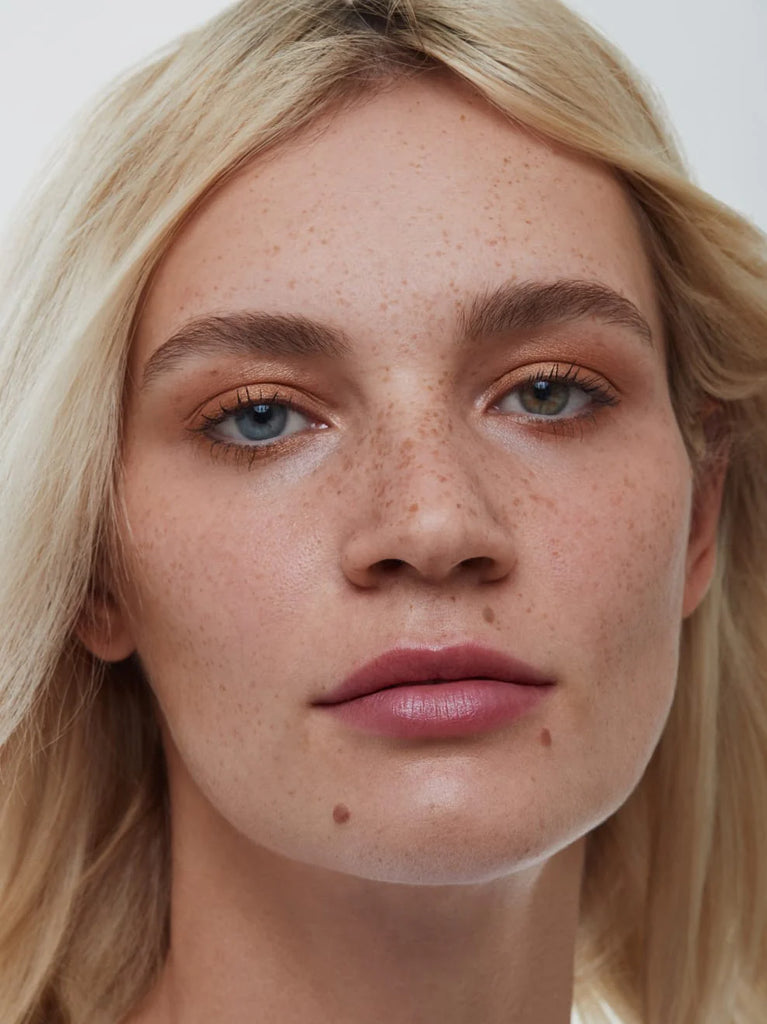 BRONZE 03: The sparkling bronze-gold shade with a shimmering texture harmonizes with every eye color and works multifunctionally as a sunny glow or highlighter.