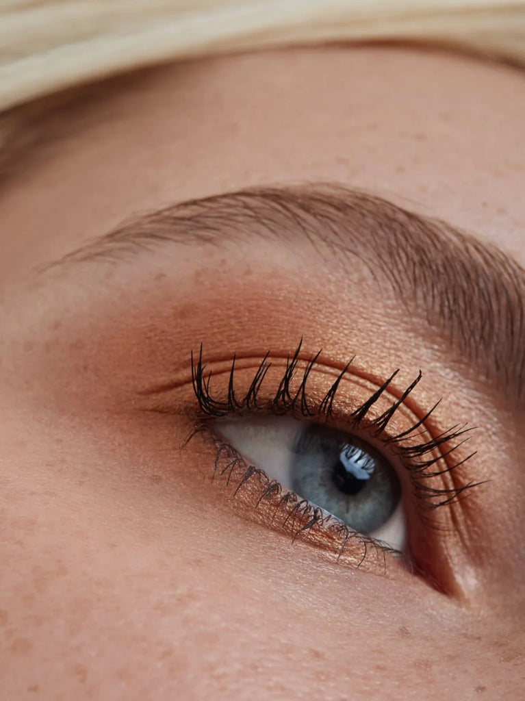 BRONZE 03: The sparkling bronze-gold shade with a shimmering texture harmonizes with every eye color and works multifunctionally as a sunny glow or highlighter.