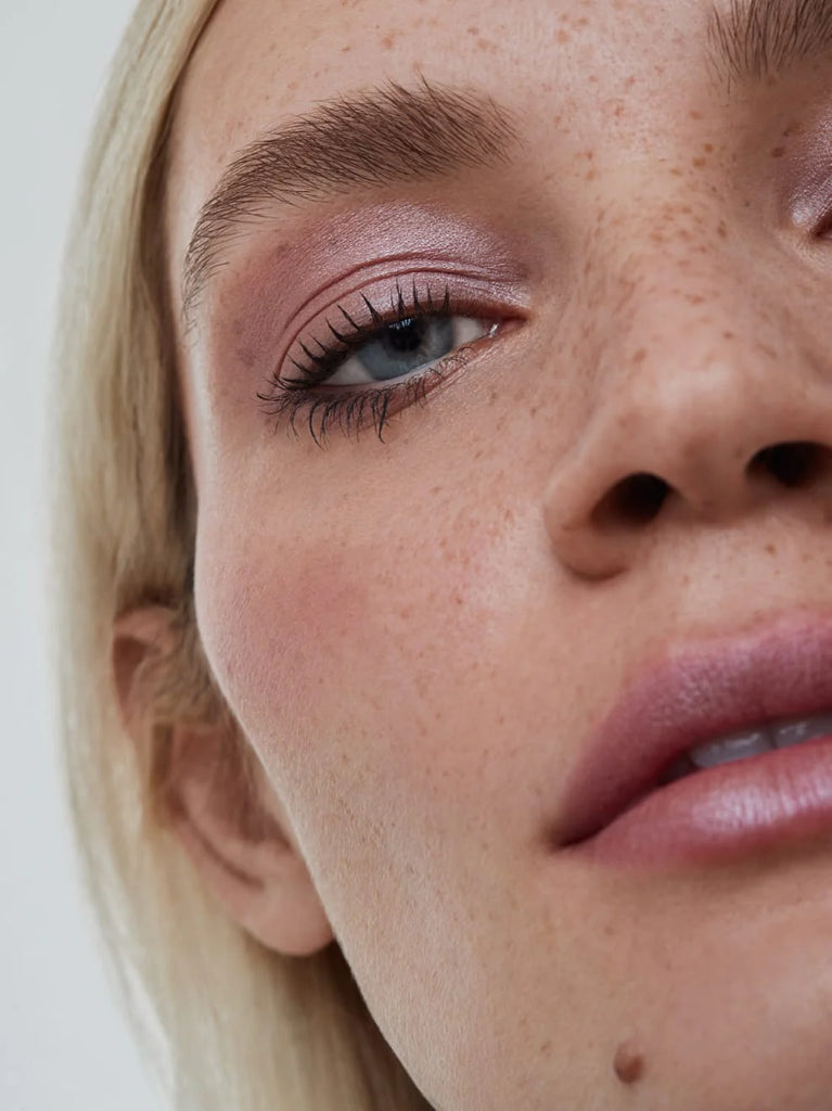 Model wearing SEASHELL 04: Pink-pearl, richly shimmering and with a frosty satin finish, which also creates highlights on cheekbones or the heart of the lips. This color suits every eye color