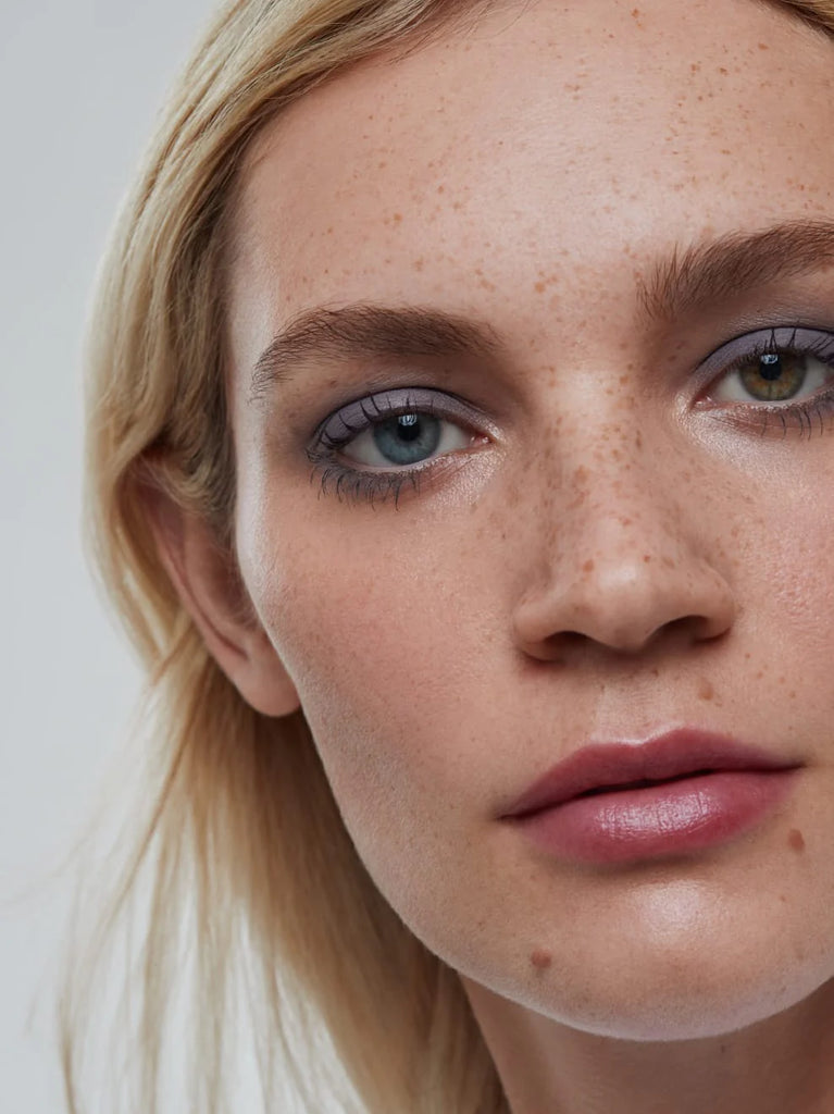 Model Wearing LAVENDER GREY 05: In rich grey with smoky, lilac undertones in a silky matt texture, this shade is suitable as a daytime smokey eye variant for every eye color.