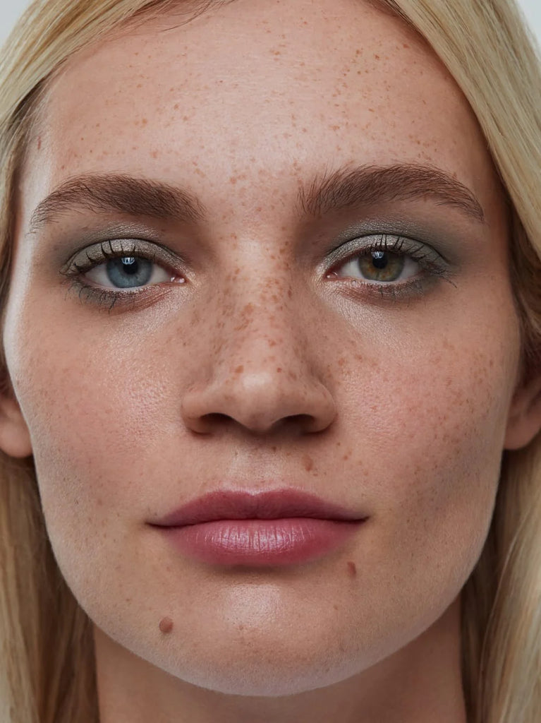 PATINA 06: A rich, yet light shade of grey with green undertones: this fresh eye flatterer gives every eye color a metallic finish with buildable coverage.