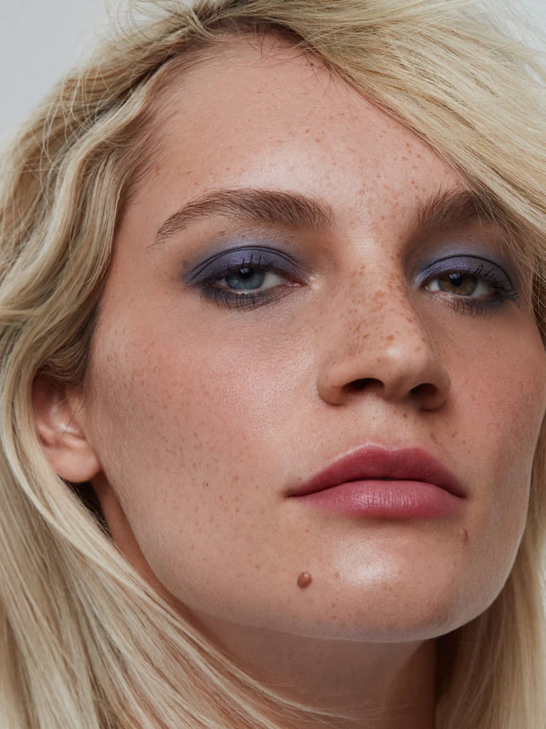 BLUE GRANITE 07: The rich, dark royal blue shade with a softly shimmering texture emphasizes blue and brown eyes in particular with a velvety velvet look