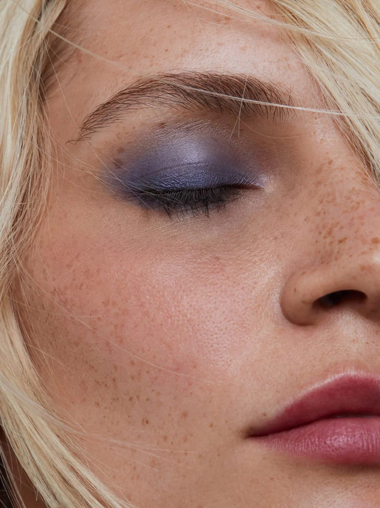 BLUE GRANITE 07: The rich, dark royal blue shade with a softly shimmering texture emphasizes blue and brown eyes in particular with a velvety velvet look