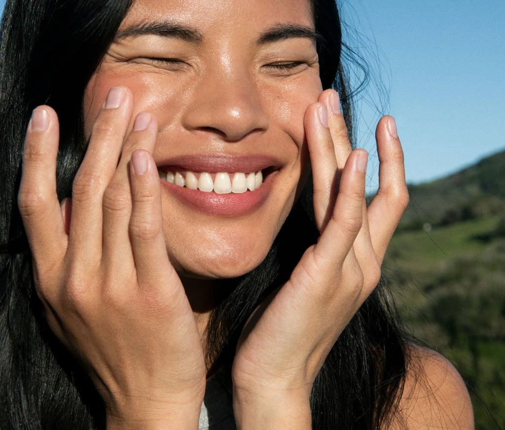 This featherweight face serum contains a potent and long-lasting form of vitamin C that brightens and smooths skin’s tone and appearance, while providing instant hydration