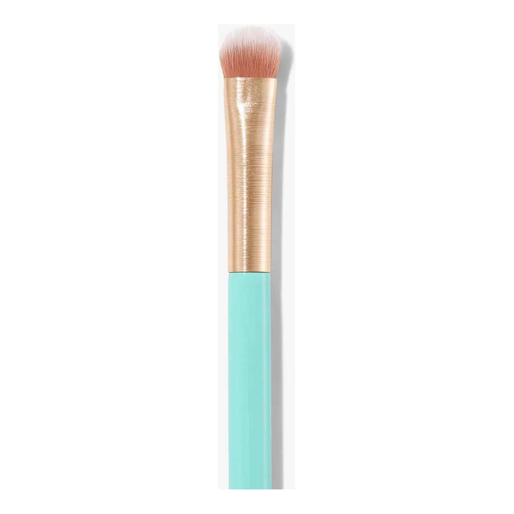 The Sweed 06 Eyeshadow Brush features a flat shape with densely packed, synthetic bristles that have white tips for controlled application. It comes with a turquoise handle and a rose gold ferrule.