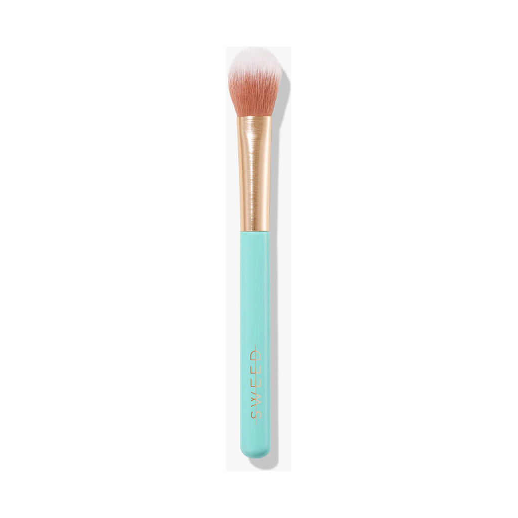The Sweed 05 Highlighter Brush is a vegan and cruelty-free highlighting brush with a golden ferrule, soft pink bristles, and a turquoise handle featuring the brand name "SWEED," perfect for achieving a natural glowing result.