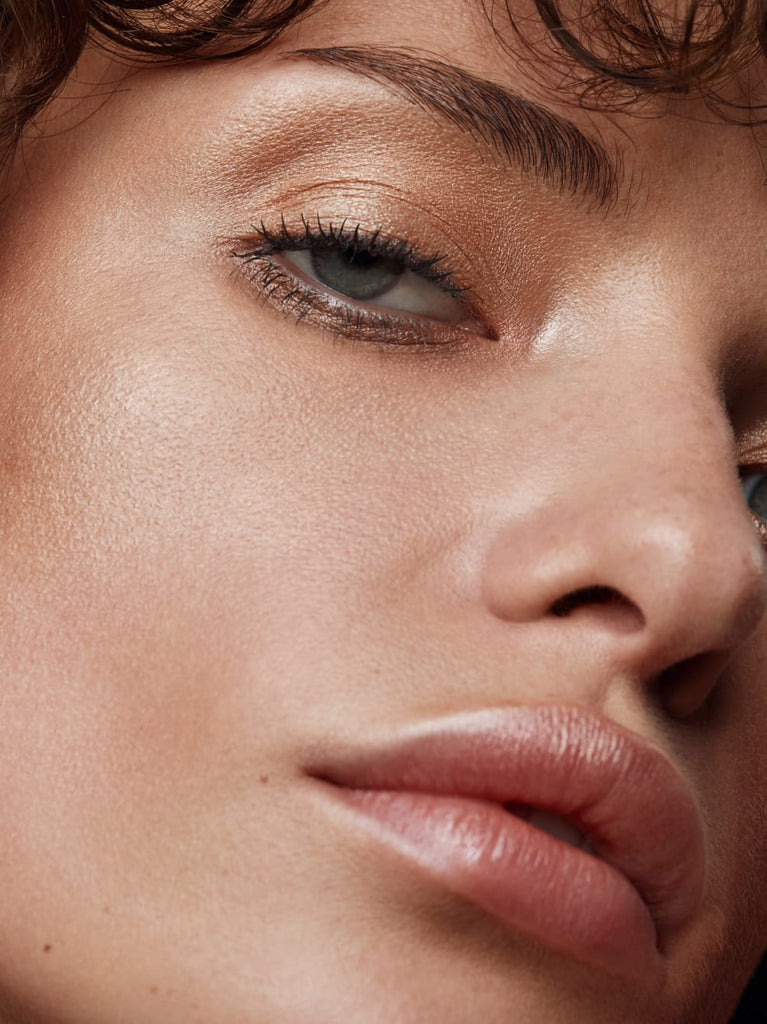 GOLDEN SAND 01: Sun-golden powder highlighter that brings a delicately iridescent metallic finish in a warm sand tone to the cheeks, nose, lips and eyes.