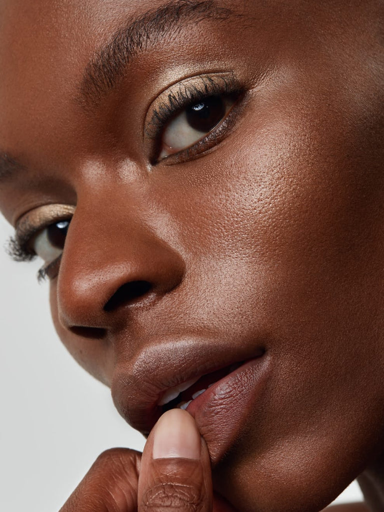 GOLDEN SAND 01: Sun-golden powder highlighter that brings a delicately iridescent metallic finish in a warm sand tone to the cheeks, nose, lips and eyes.