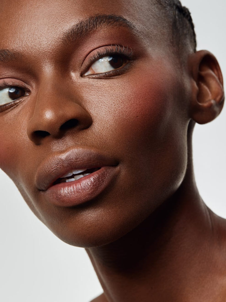 PEACH 02: Fresh peach shade with an elegant matte rosé finish - a natural hint of color for eyes and cheeks and a freshness kick for more intense looks.