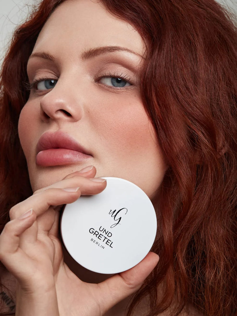 Model Showing Und Gretel WONNE Blush Duo Soft-focus powder blush. 