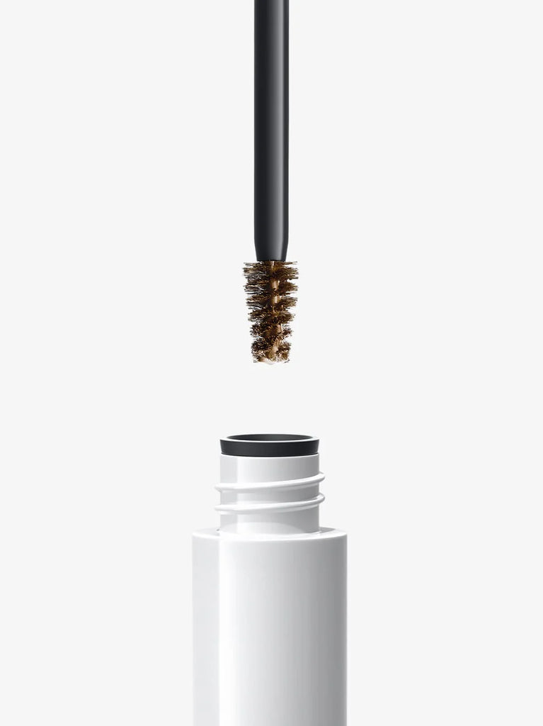 NATURAL 01: Light and dark brown shades adapt to any lighter brow color and refresh with a natural shimmer. Emphasizes very dark brows in a particularly natural way.