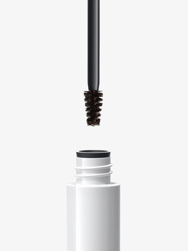 Up close DARK BROWN 03 Rich brown, matte texture: This shade is not only ideal for dark brows, but also gives lighter or grey hairs a strong expression