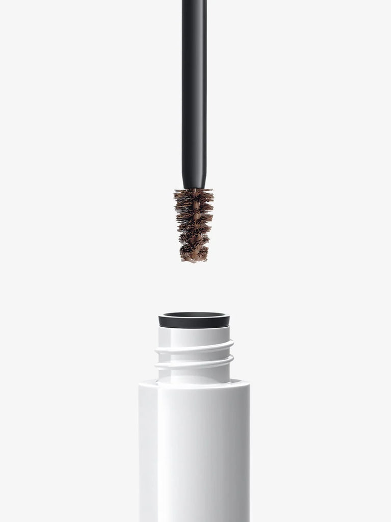 Close up ASH BLONDE 04: Cool ash shade for cool blondes, which also gives all silver shades color-intensive eyebrows with a boldly defined contour.