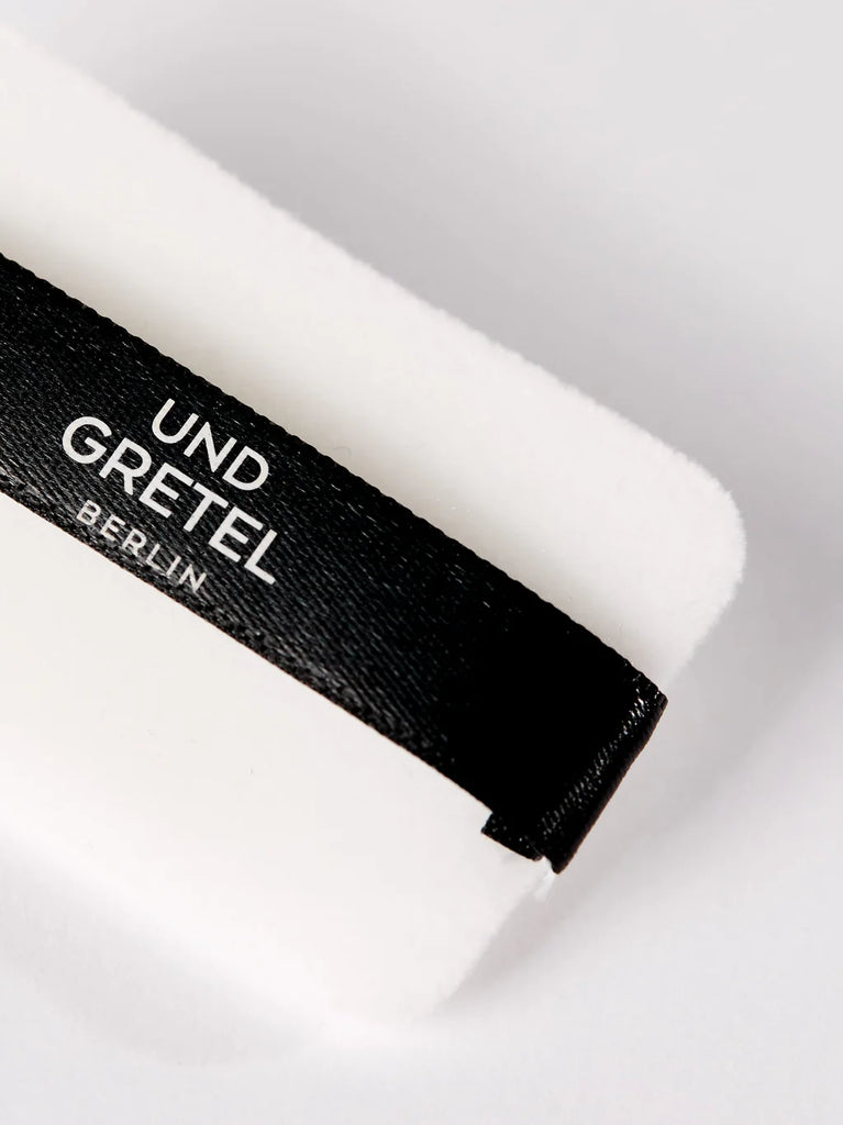 Transparent powder with soft-focus effect. Delicate, transparent and completely without color pigments, the white powder immediately adapts to the complexion.
