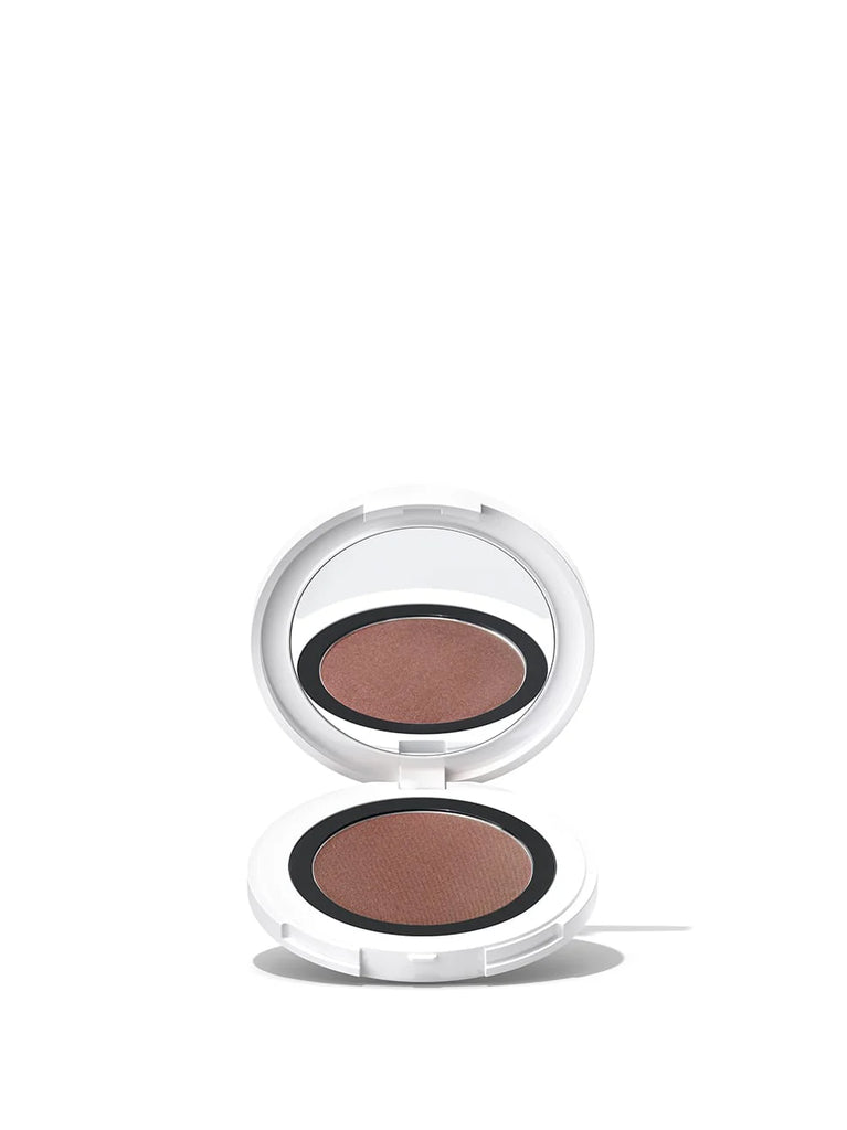 AUBURN 02: Rich, warm red-brown in a highly pigmented and silky-matt texture: this shade emphasizes the eyes very naturally and makes every eye color shine.
