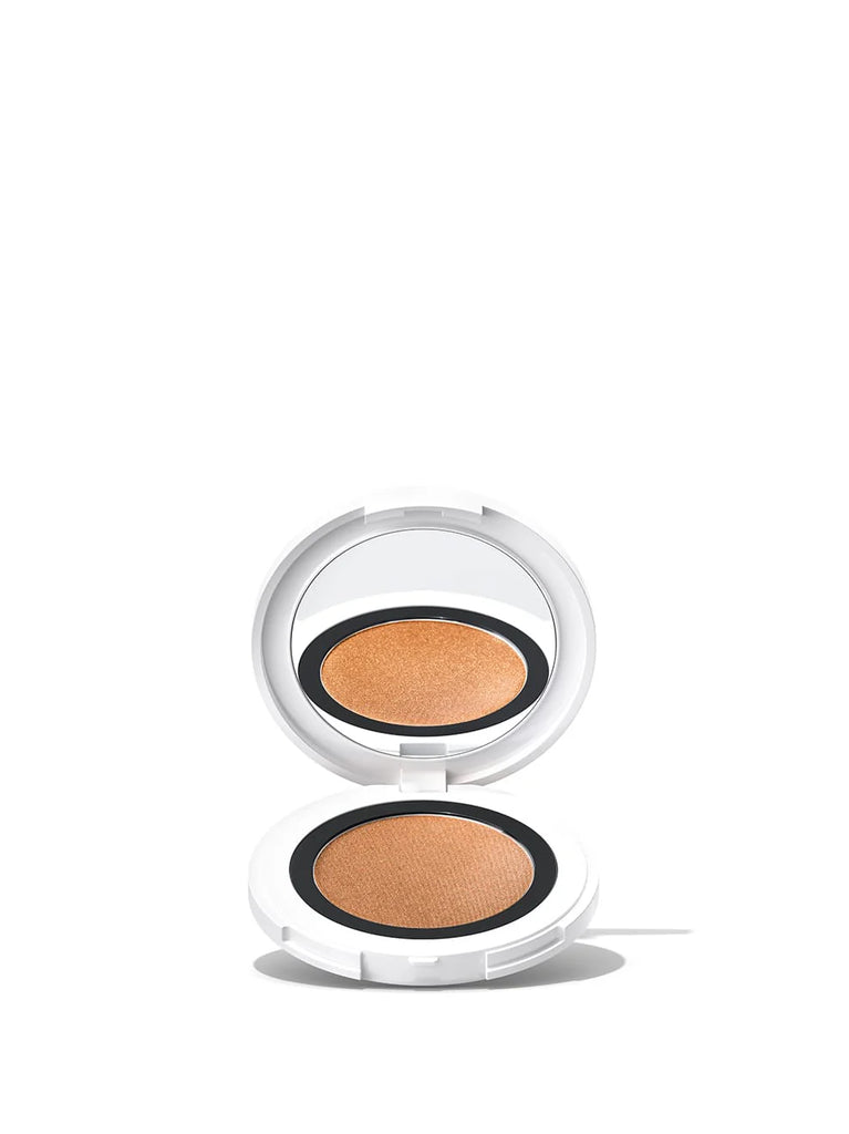 BRONZE 03: The sparkling bronze-gold shade with a shimmering texture harmonizes with every eye color and works multifunctionally as a sunny glow or highlighter.