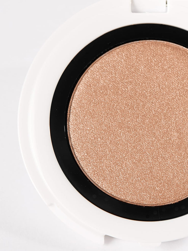 Close up GOLDEN SAND 01: Sun-golden powder highlighter that brings a delicately iridescent metallic finish in a warm sand tone to the cheeks, nose, lips and eyes.