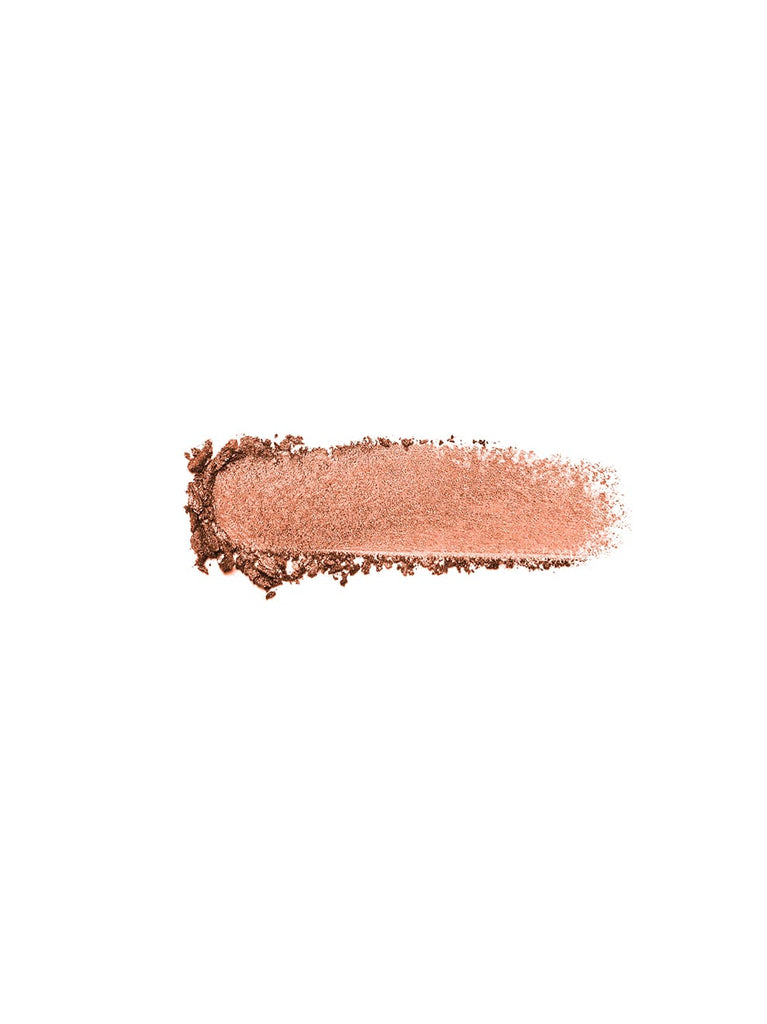 Shade Swatch COLOR CRUSH 03: When chiffon envelops a rainbow, the result is gossamer-soft peach rosé. The harmonious mix of warm and cool pigments catches the light and gives the complexion a subtle glow.
