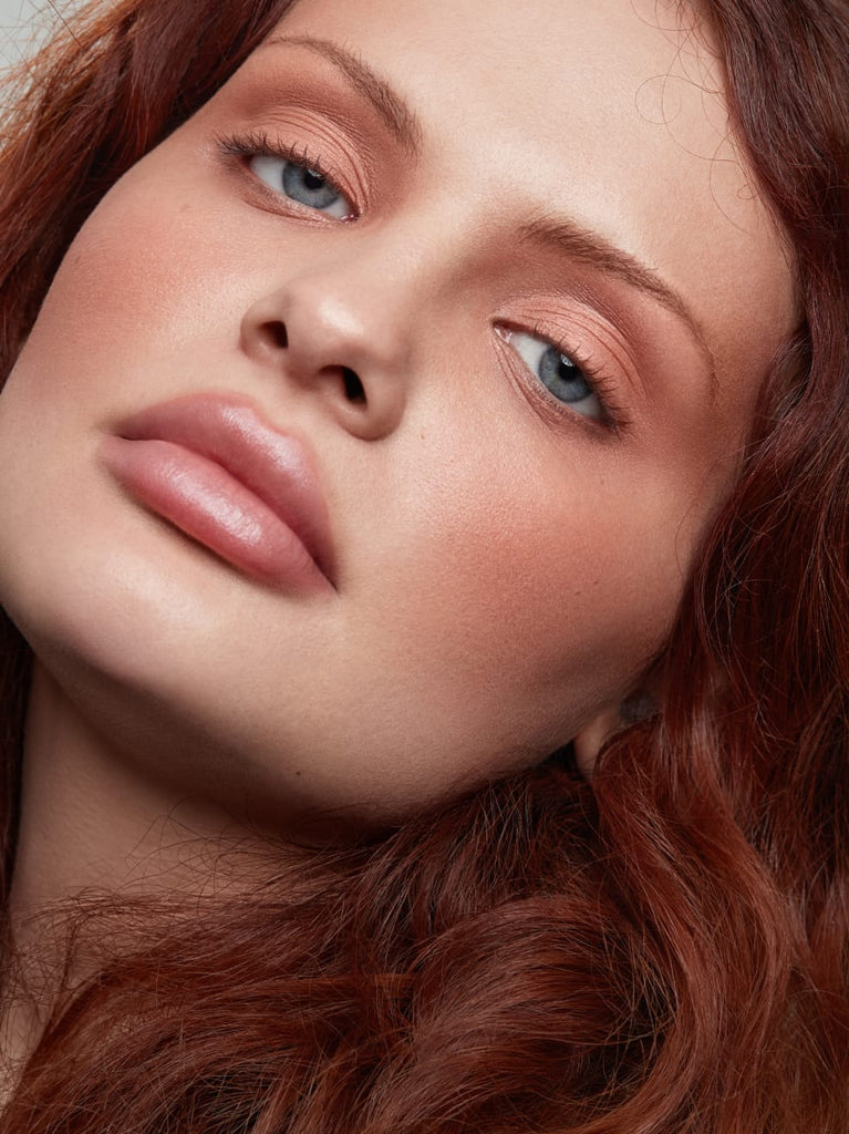 Model wearing COLOR CRUSH 03: When chiffon envelops a rainbow, the result is gossamer-soft peach rosé. The harmonious mix of warm and cool pigments catches the light and gives the complexion a subtle glow.

