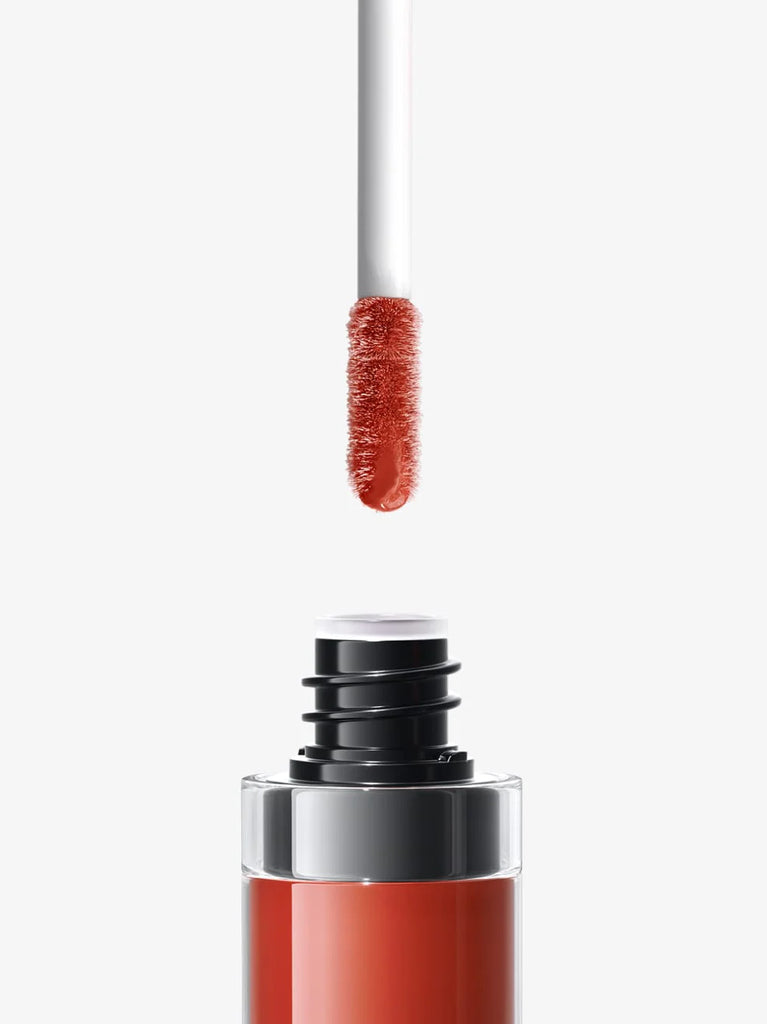 MATTE APRICOT 01 Intense brick red with matte, high pigmentation without shimmer particles for all skin types. Perfect for a three-dimensional, sculptural lip look.