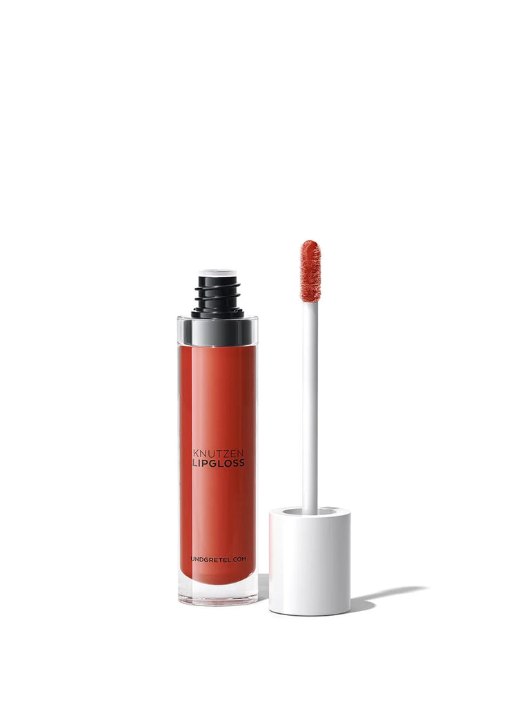 MATTE APRICOT 01 Intense brick red with matte, high pigmentation without shimmer particles for all skin types. Perfect for a three-dimensional, sculptural lip look.