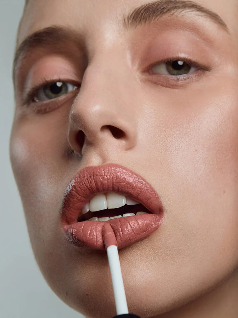 Model applying SHELL PINK 01: A must-have among the nudes: soft mauve with undertones of rosewood and caramel - a buttery shade for day &amp; night in a mousse-like, light texture with a soft-shiny finish.
