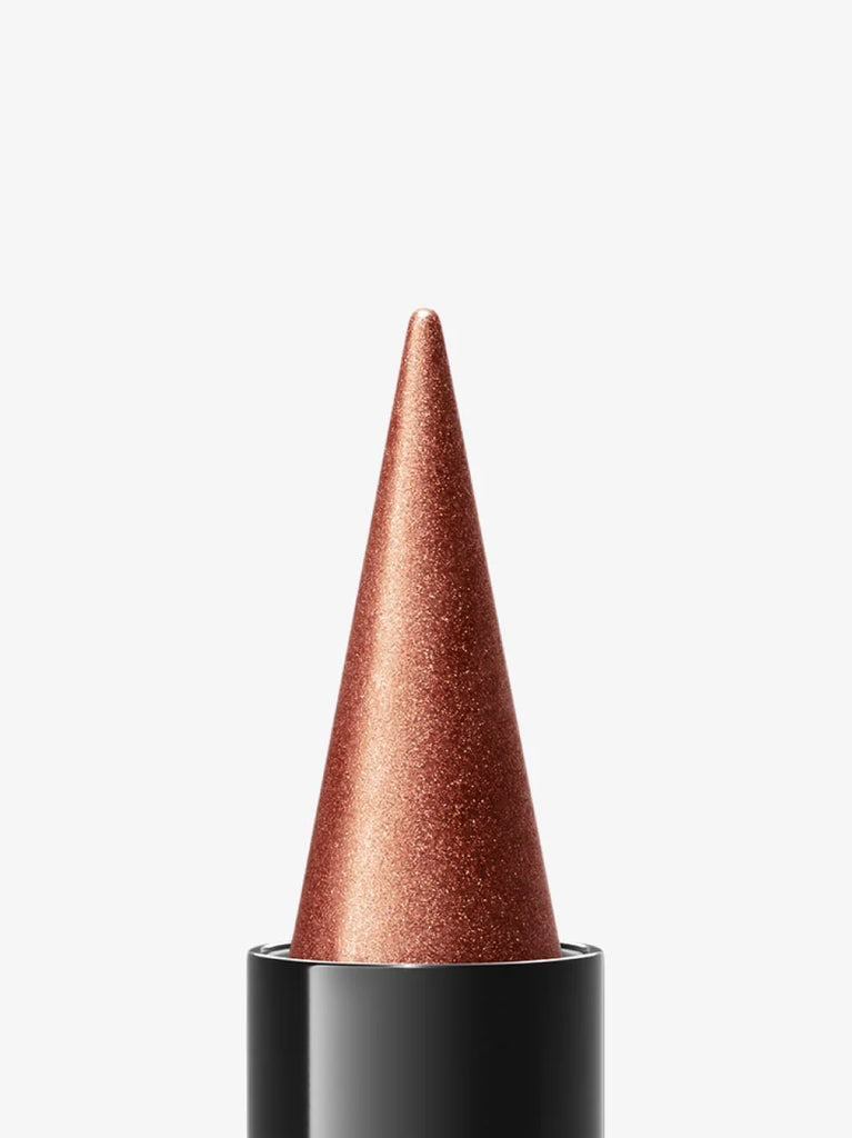 Close up of shade BRONZE 01: The elegant bronze shade with bright, warm and shiny reflector pigments makes every eye color glow.
