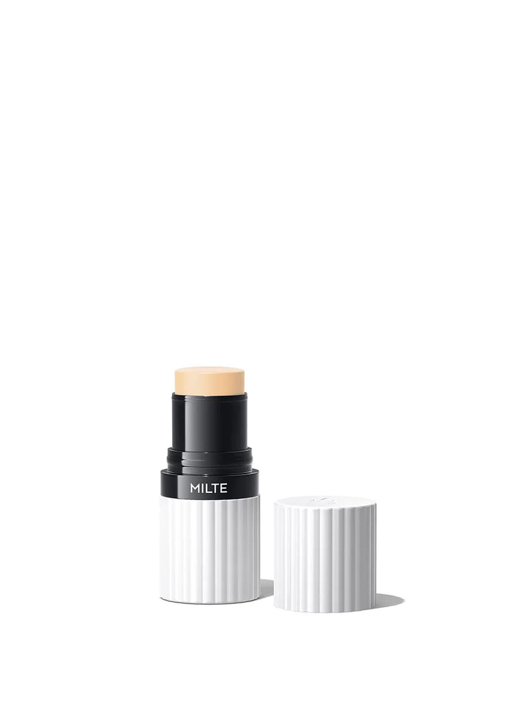 Und Gretel MILTE Foundation Stick LIGHT FAIR 01: Very light, neutral-warm ivory provides a soft-focus finish with buildable coverage in a soft-creamy stick. Ideal for very light skin types, it blends effortlessly into the skin, conceals redness, smoothes fine lines and offers a light, velvety feel.
