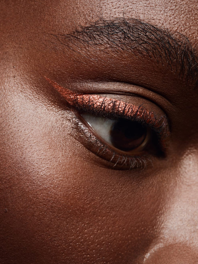 COPPER 02: Vibrant copper with metallic-orange luminosity: this shade creates an expressive eyelid line with a mirror-like glossy effect.