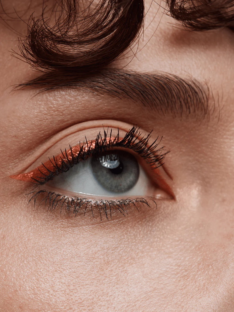 Precise brush eyeliner with long-lasting effect