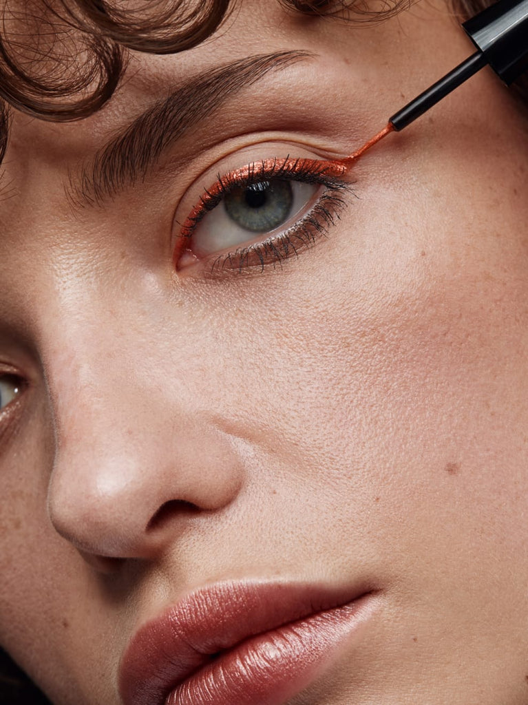 Precise brush eyeliner with long-lasting effect