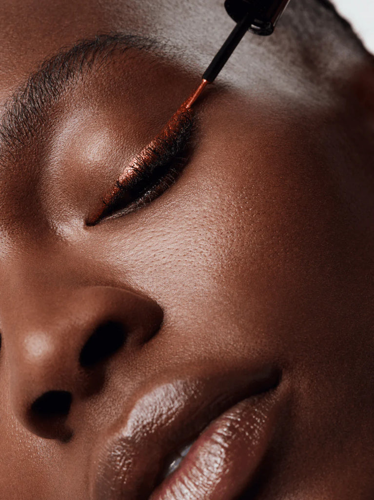 Precise brush eyeliner with long-lasting effect