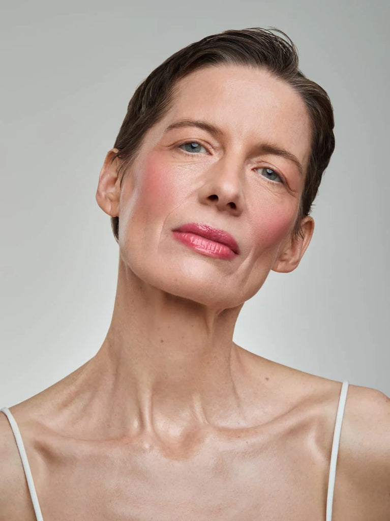 Model wearing Und Gretel WONNE Blush Duo Soft-focus powder blush.