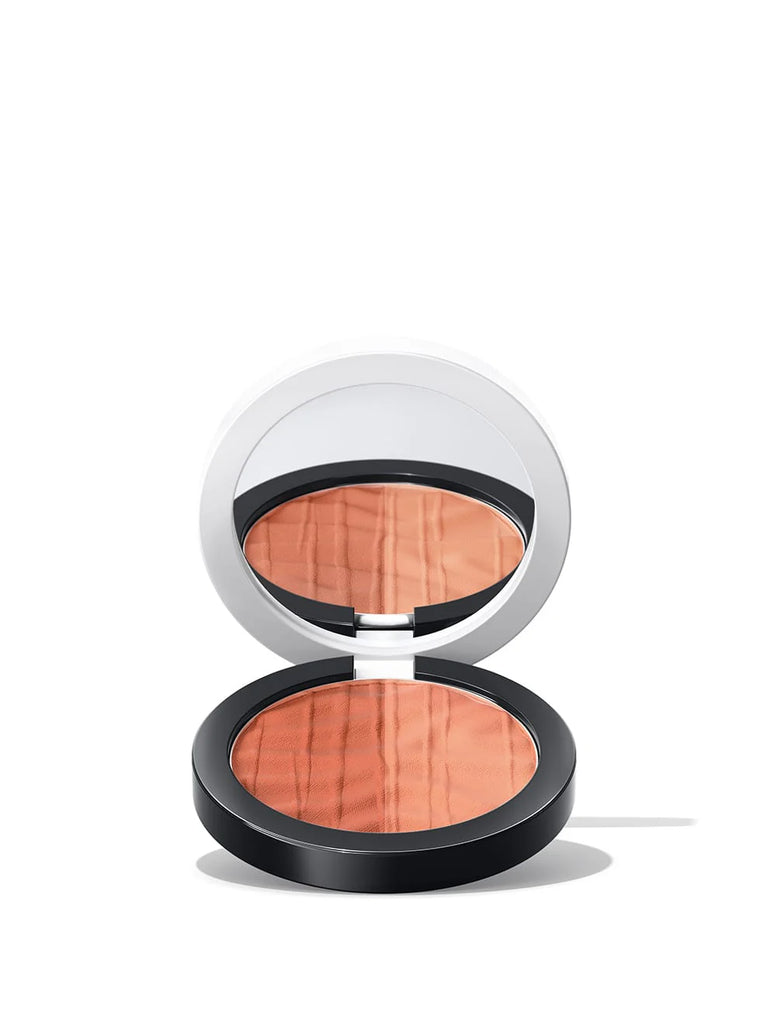 Und Gretel WONNE Blush Duo Soft-focus powder blush.