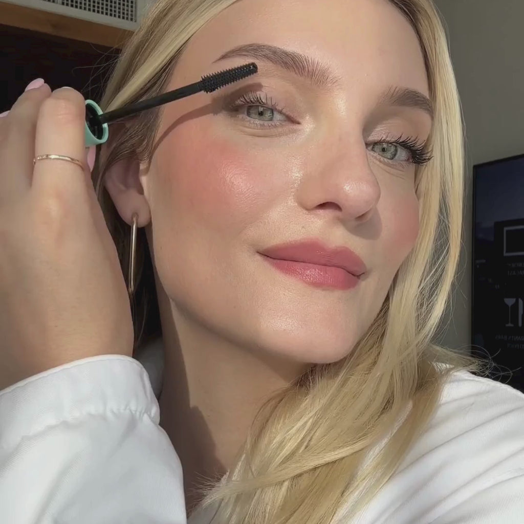 woman applying Sweed cloud mascara