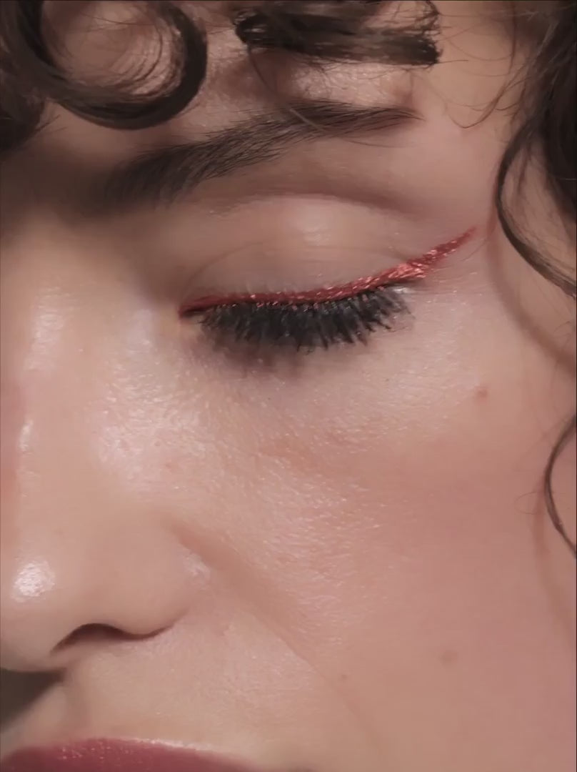 COPPER 02: Vibrant copper with metallic-orange luminosity: this shade creates an expressive eyelid line with a mirror-like glossy effect.