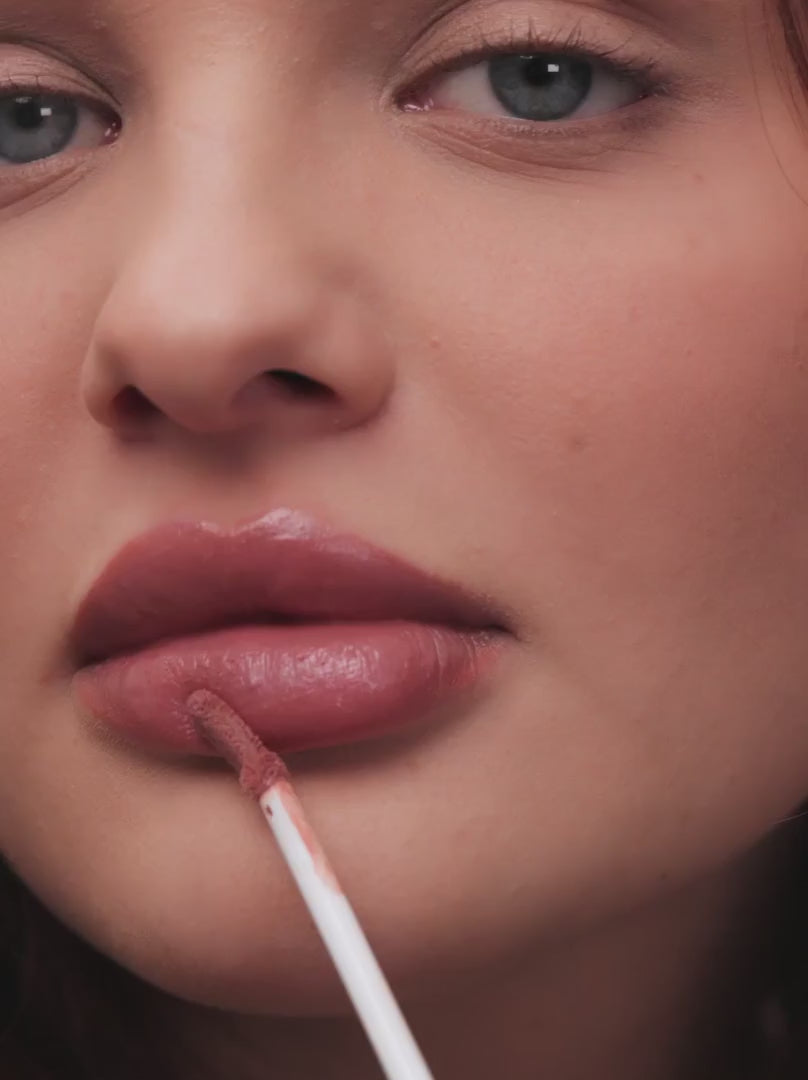 COLOR CRUSH 03 Iridescent like delicate chiffon, the mix of pigments creates a mysterious dusky pink that shimmers cool and warm at the same time. The finish: ultra-glamorous with lots of volume, gloss and long-lasting glow.
