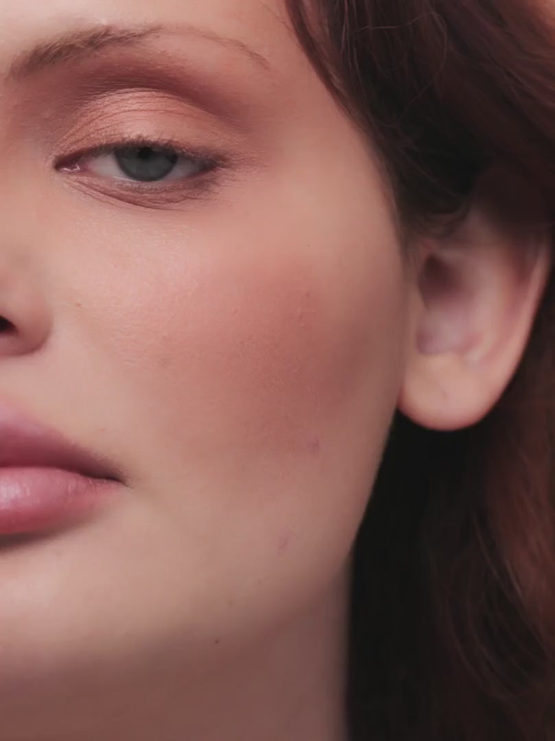 Model applying COLOR CRUSH 03: When chiffon envelops a rainbow, the result is gossamer-soft peach rosé. The harmonious mix of warm and cool pigments catches the light and gives the complexion a subtle glow.
