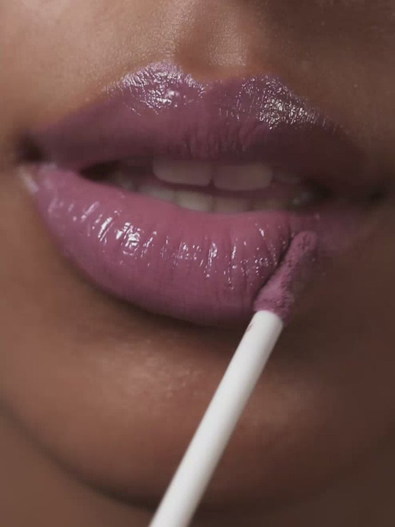 Applying MATTE LAVENDER 10 Richly pigmented lavender shade with slightly bluish nuances that transports you to Provence. A rosewood shade as a trend color for autumn with a glossy finish.