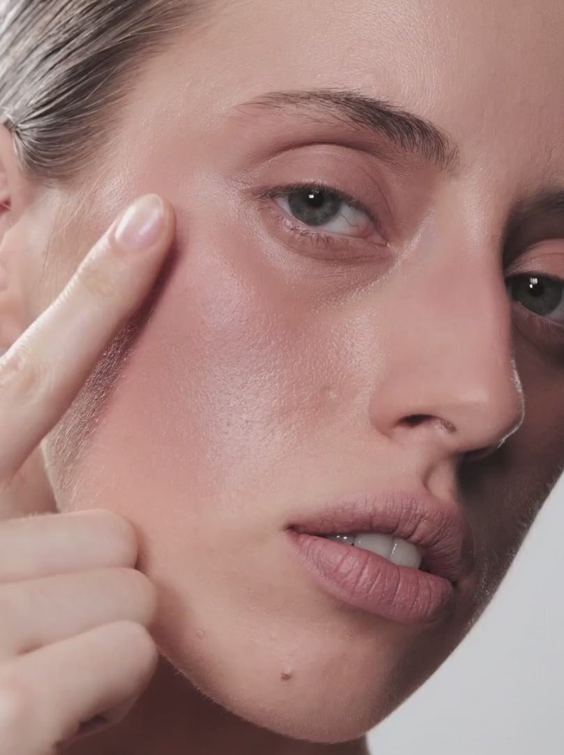 COOL MUD 03: The cool mauve shade of the Cream Color Pot VARWE Cool Mud 03 is particularly flattering on light to medium skin tones. The soft, creamy, buttery texture with a silky finish clings to the cheeks, eyes and lips.